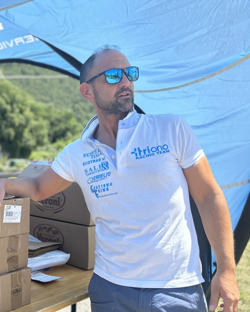 Edoardo Capotosti, fondatore di Triono Racing, con la polo Triono Racing Team allo stand di un evento