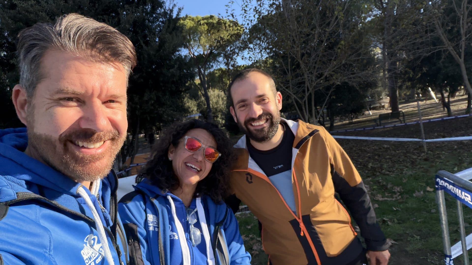 Foto di gruppo dello staff della Scuola di Ciclismo Triono al ciclodromo