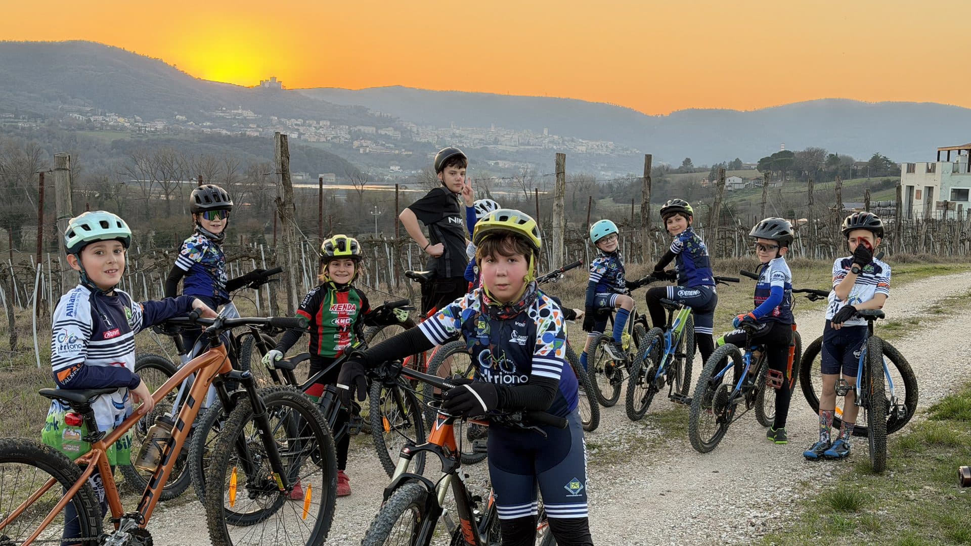 Bambini in bici al ciclodromo durante una lezione di prova della scuola di ciclismo Triono.